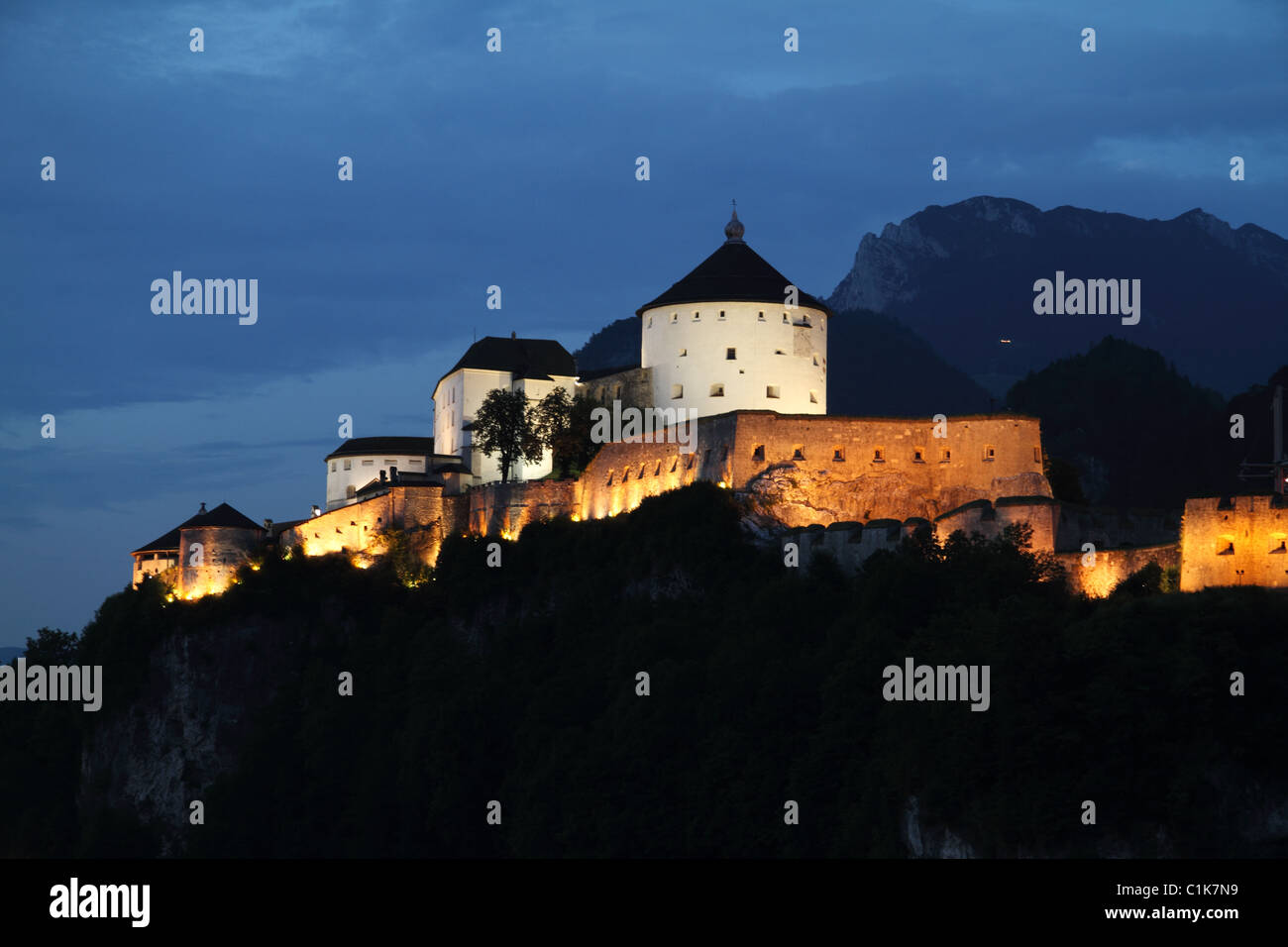 La fortezza di Kufstein di notte Foto Stock