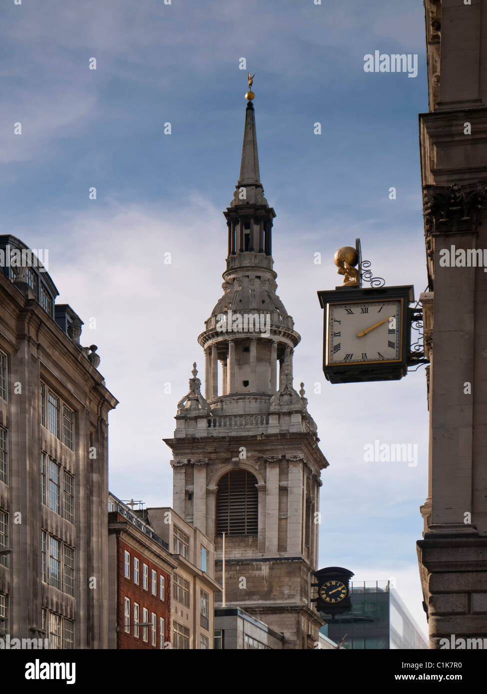 LONDRA, Regno Unito - 24 FEBBRAIO 2011: La Torre di St Mary-le-Bow Church a Cheapside, City of London Foto Stock