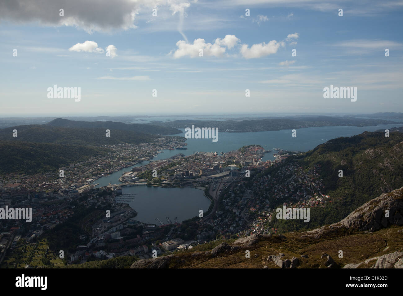 Vista sulla città di Bergen da Ulriken, uno dei sette montane intorno a Bergen. Foto Stock