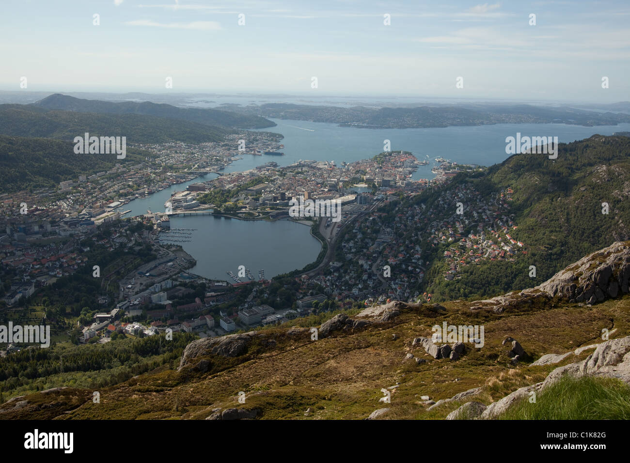 Vista sulla città di Bergen da Ulriken, uno dei sette montane intorno a Bergen. Foto Stock