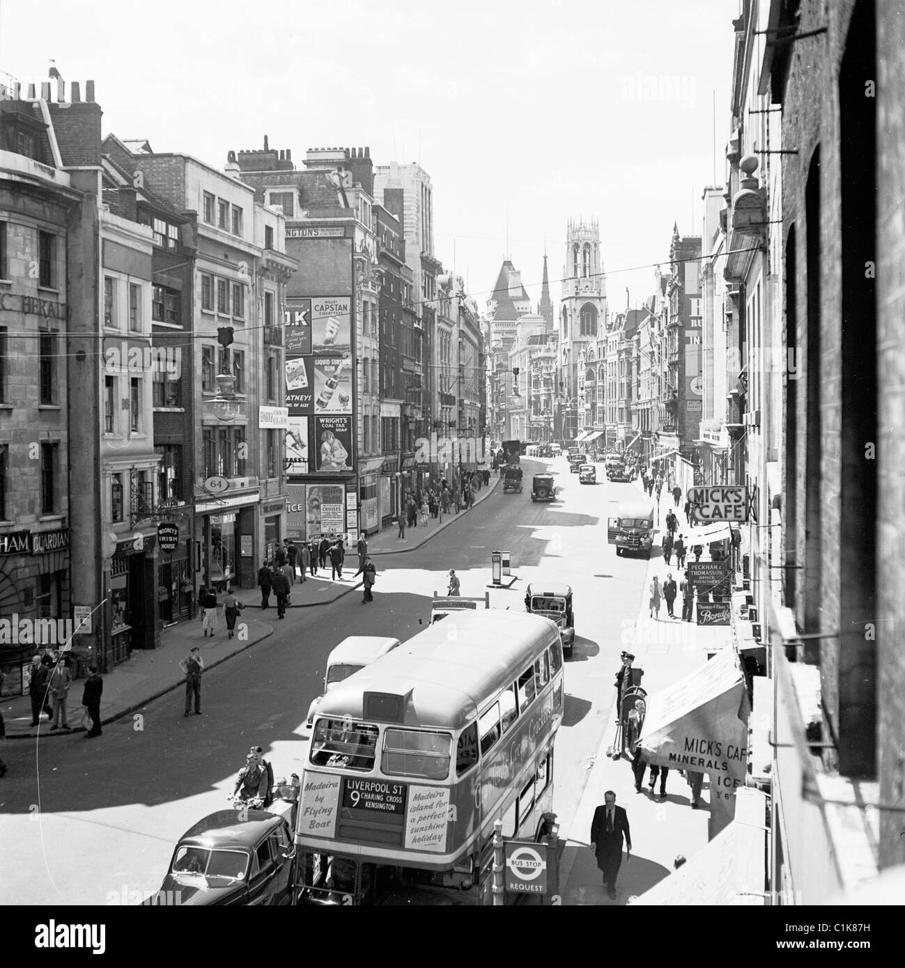 Anni '1950, storico, vista su Fleet Street, Londra, EC4A, un'antica strada romana e in quest'epoca, la casa dei giornali nazionali britannici. Foto Stock