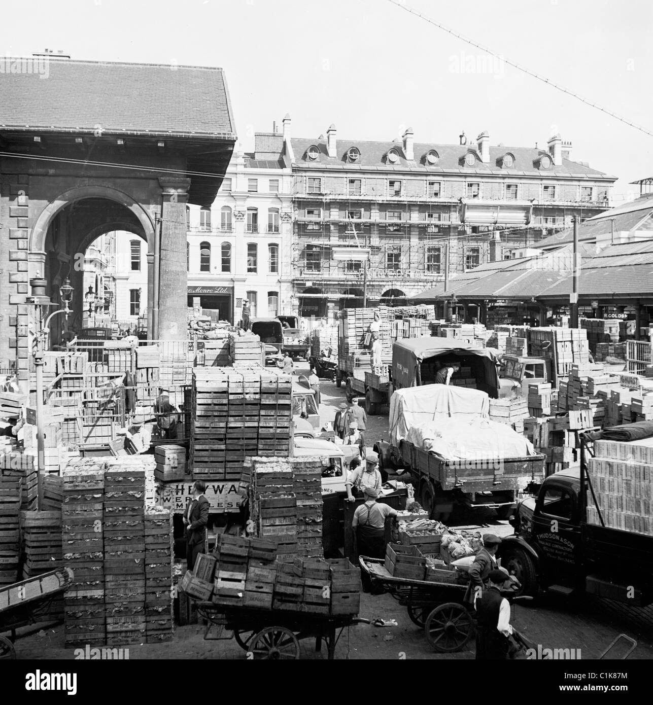 Anni '1950, storico, casse di cibo e camion fuori dalla chiesa di St Pauls, Bedford St, Covent Garden, il famoso mercato all'ingrosso di frutta e verdura di Londra. Foto Stock