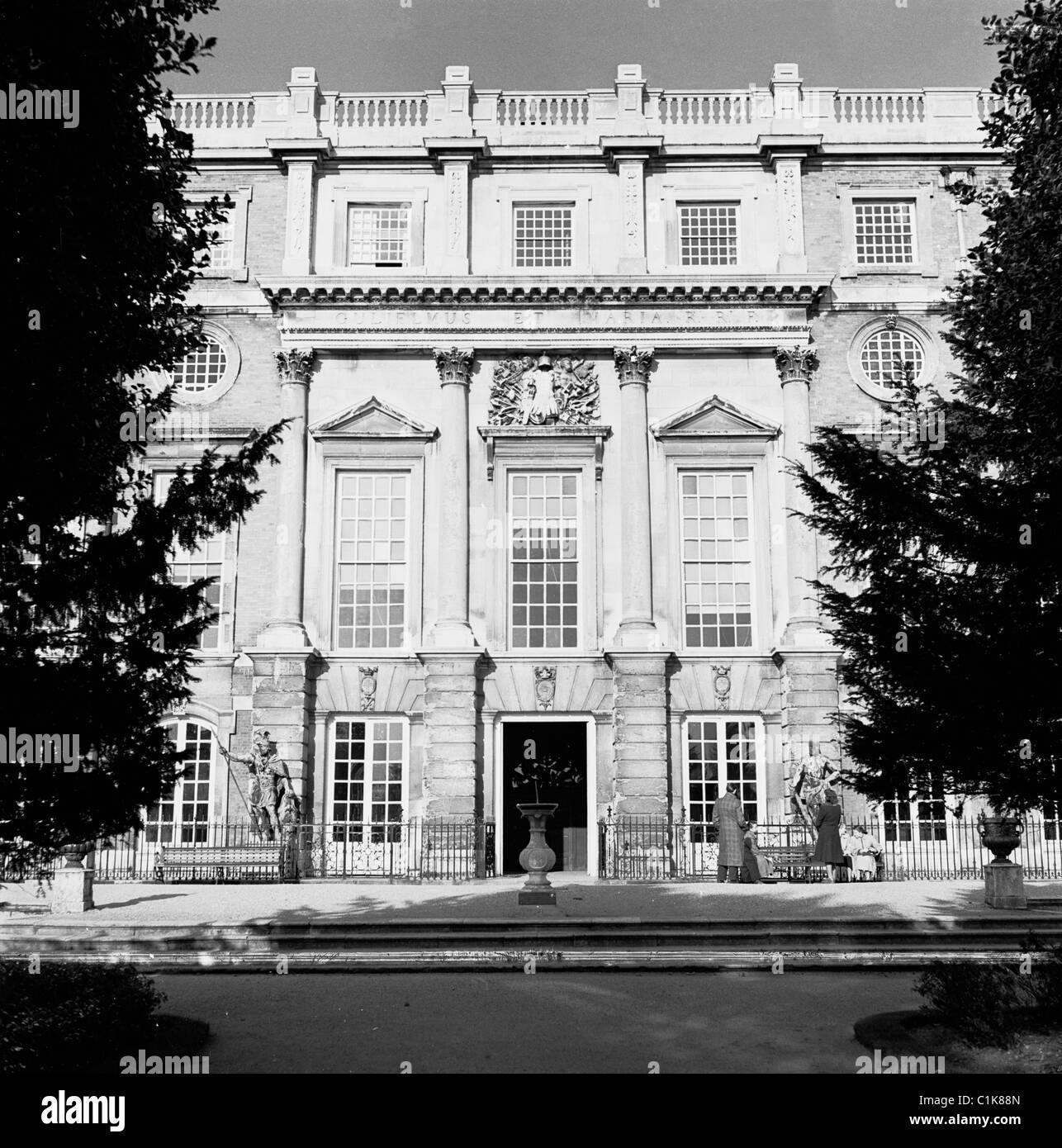 Anni '50, Londra, esterno di un grande edificio a cinque piani. Foto Stock