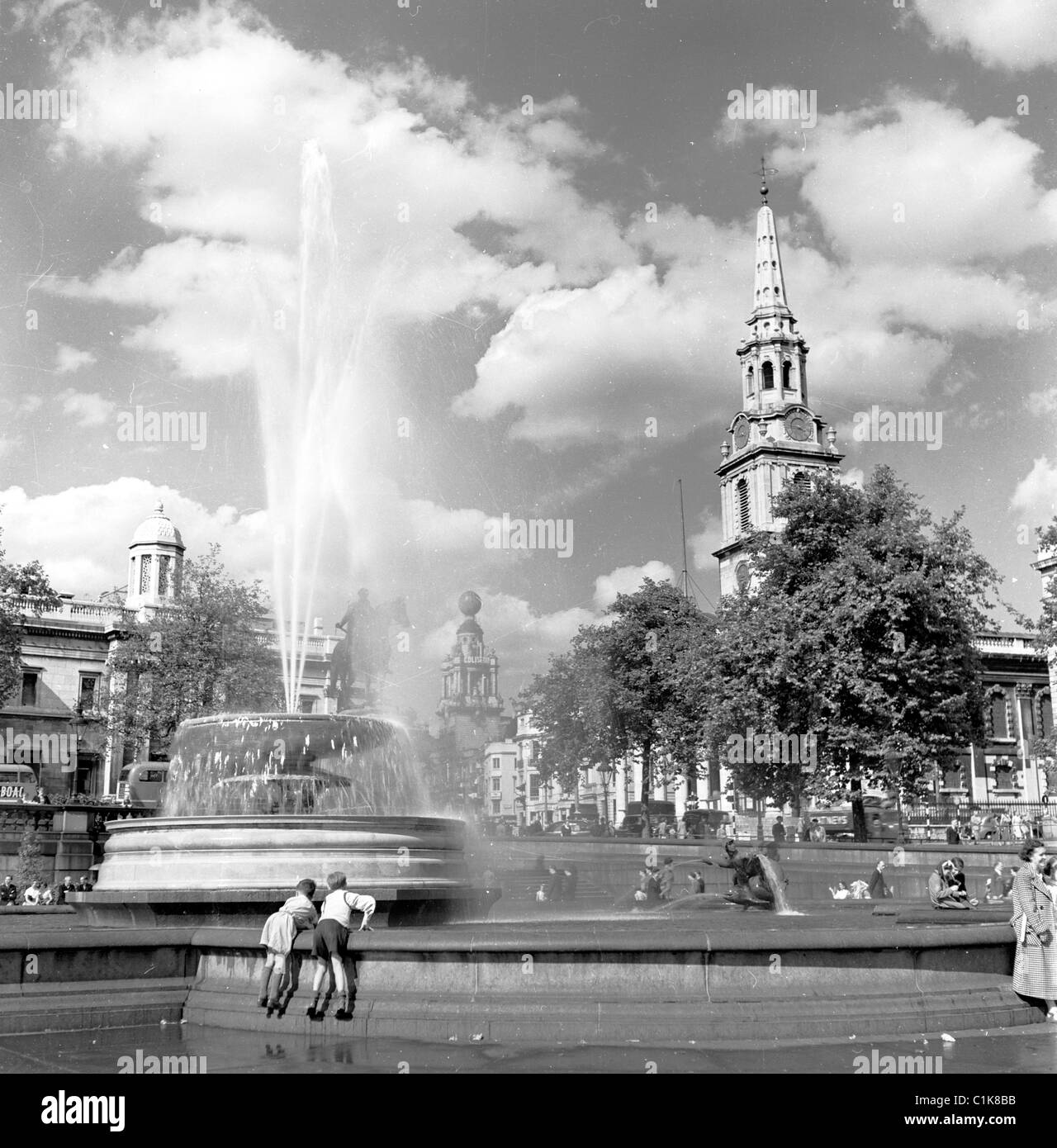 1950, due ragazzi in una fontana a Trafalgar Square, una piazza pubblica a Westminster, Londra, commemorando la vittoria navale, la battaglia di Trafalgar. Foto Stock