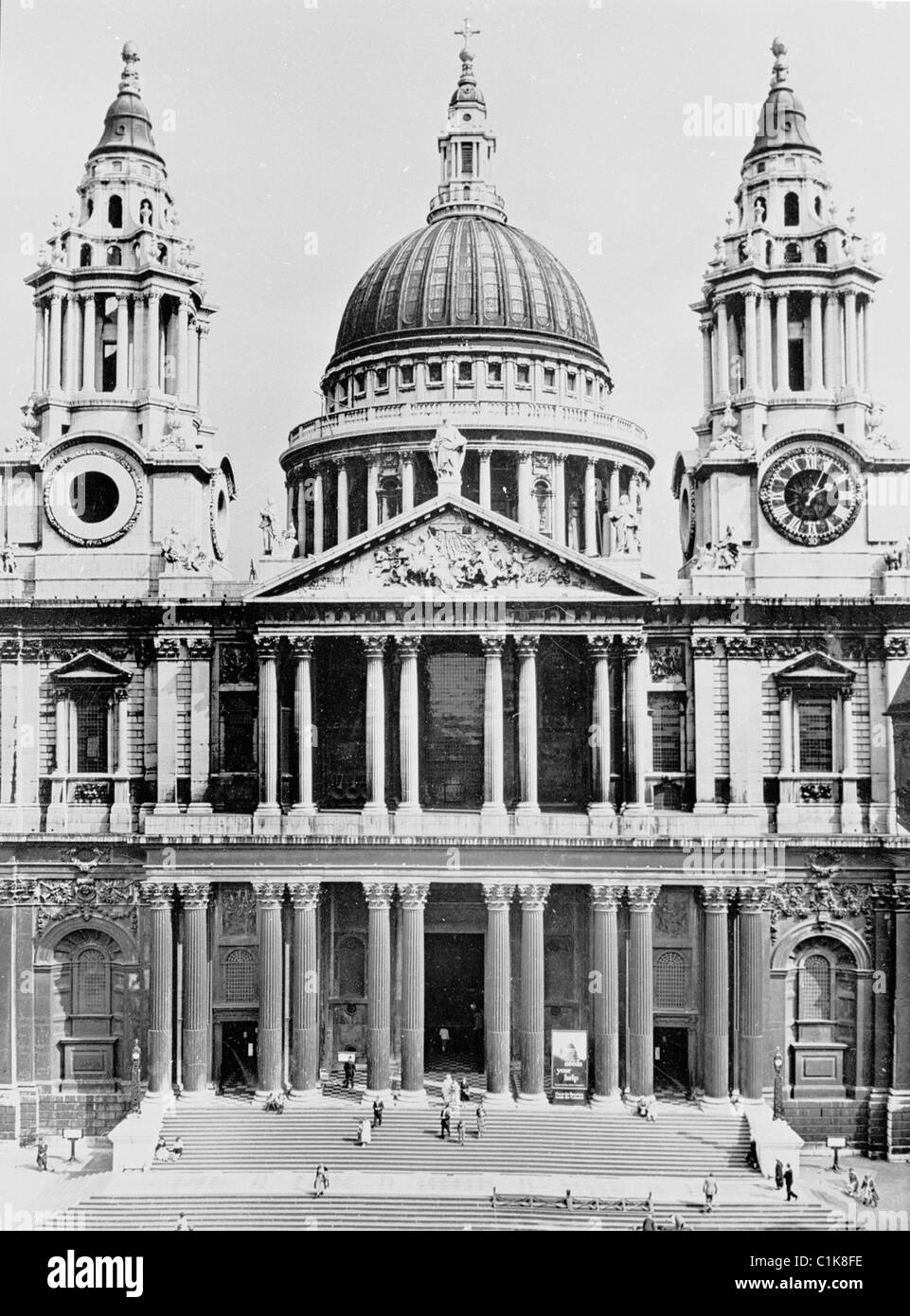 anni '1950 L'ingresso principale di St Paul nella City di Londra. Foto Stock