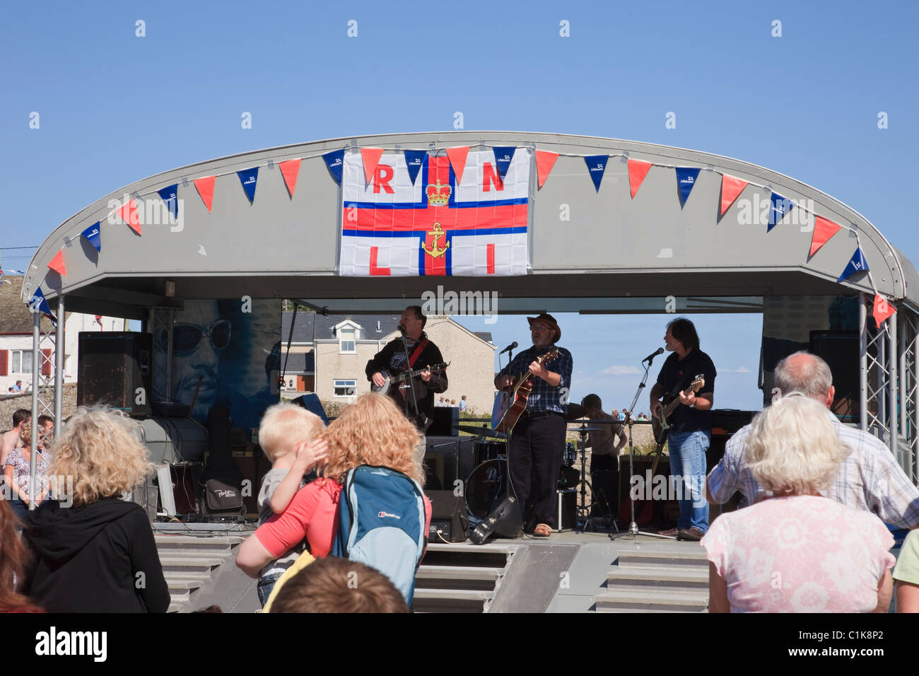 Moelfre, Anglesey, Galles del Nord, Regno Unito. Guardare la gente una fascia giocare fuori per Moelfre scialuppa di salvataggio giorno carità fund raising event Foto Stock