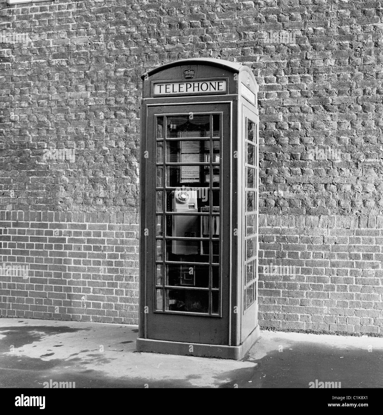 Londra, anni '1950, una fotografia di J Allan in contanti dell'iconico chiosco telefonico pubblico britannico progettato da Sir Giles Gilbert Scott. Foto Stock