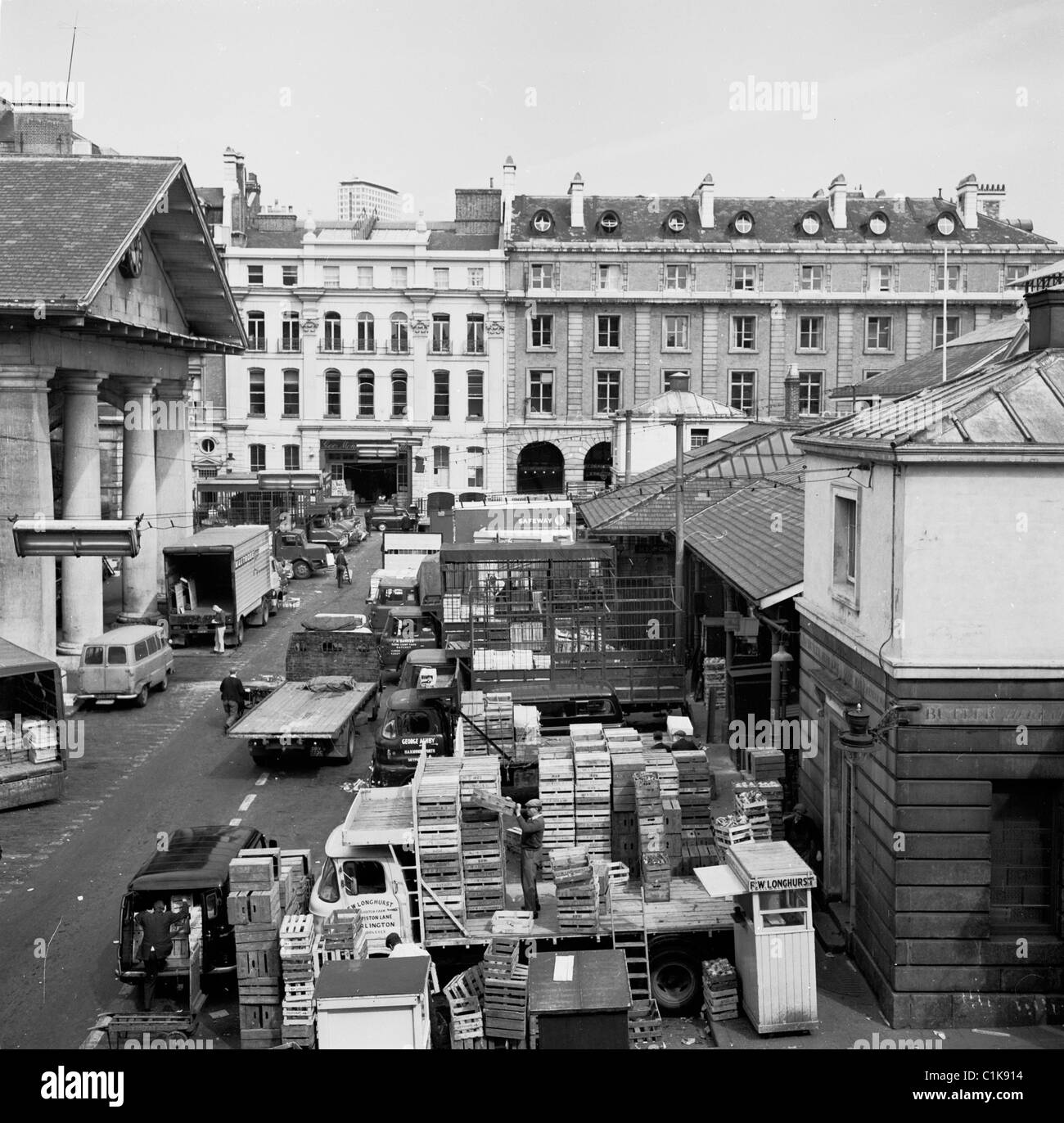 Anni '1950, camion, furgoni e casse fuori dal mercato di Covent Garden, in quest'epoca un grande mercato all'ingrosso di frutta, verdura e fiori nel centro di Londra. Foto Stock