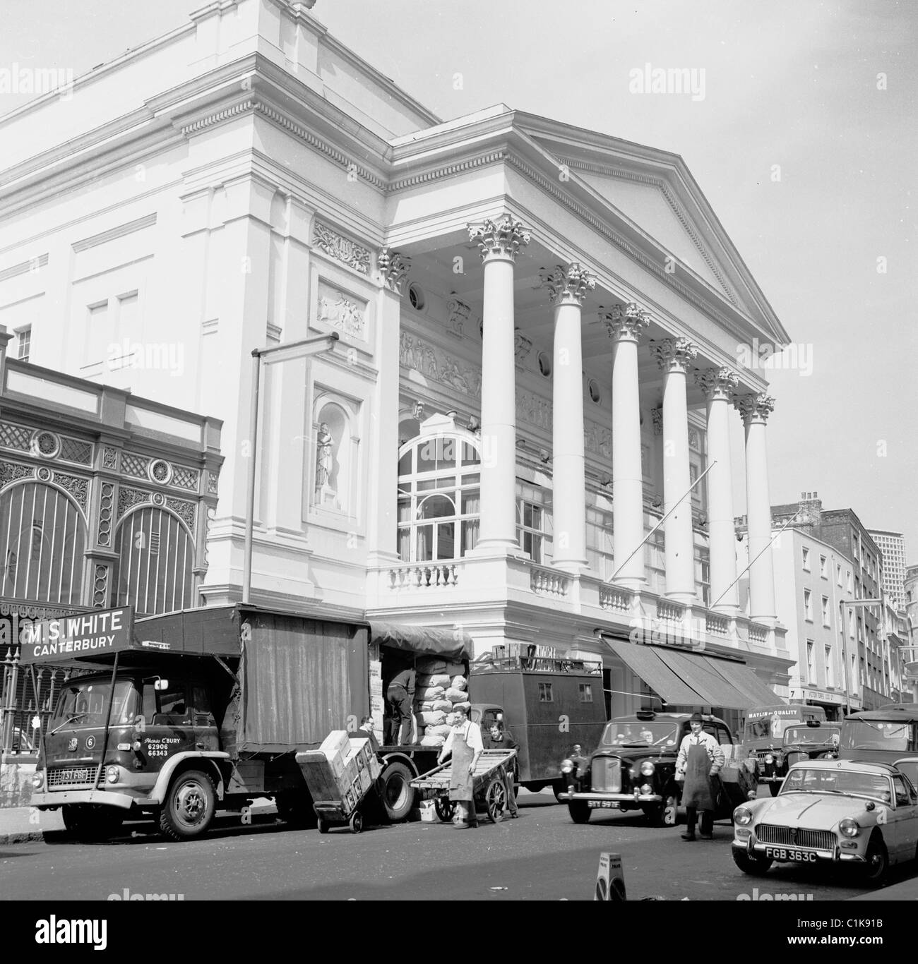 Anni '1960, camion scaricati a Bow Street fuori dalla Royal Opera House presso il famoso mercato all'ingrosso di frutta e verdura di Covent Garden, Londra, Regno Unito Foto Stock
