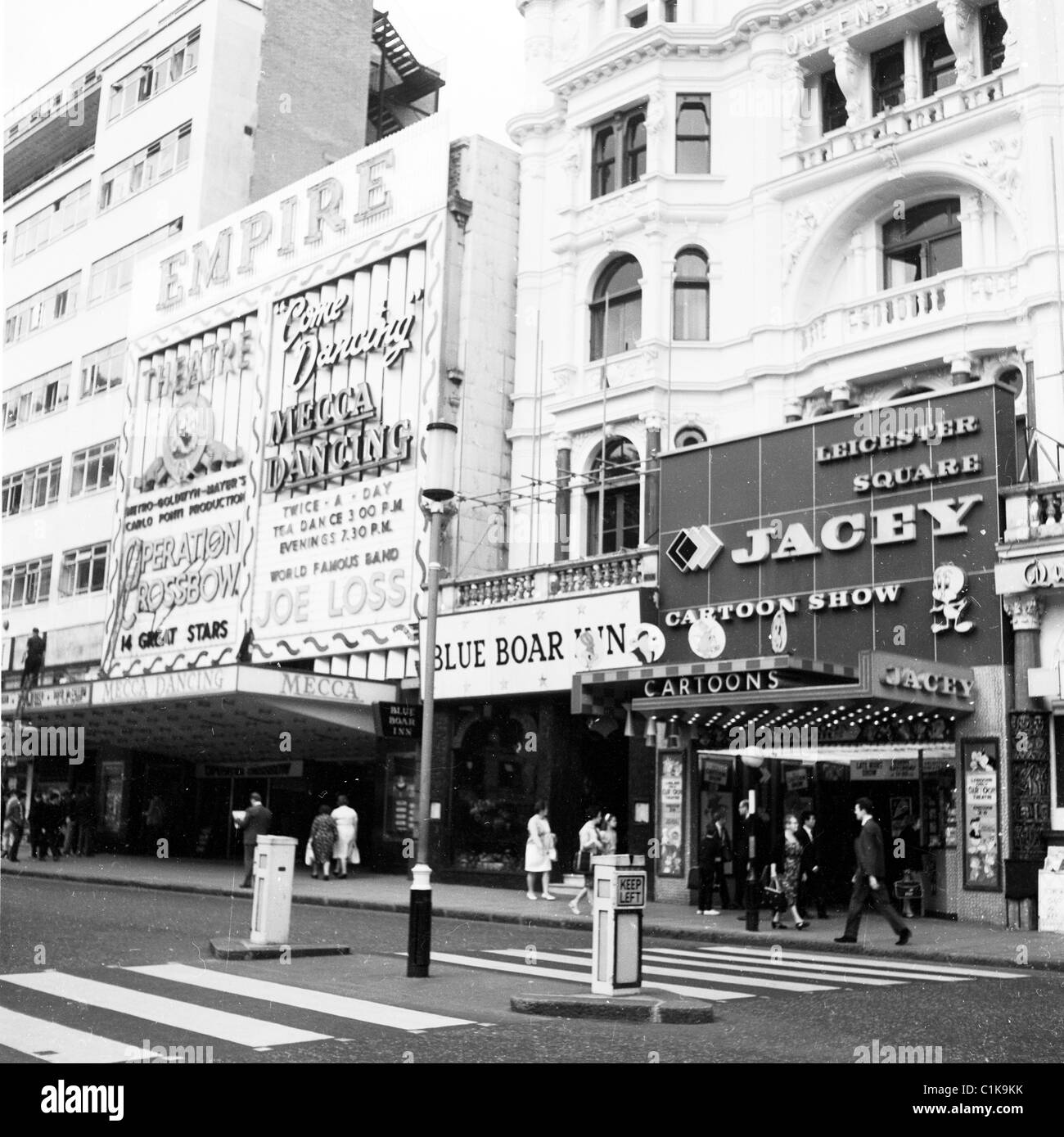 1965. Foto storiche, il famoso Empire Theatre, Leicester Square, Londra, con Mecca Dancing, Joe perdita big band & MGM del film, il funzionamento di tiro con la balestra. Foto Stock