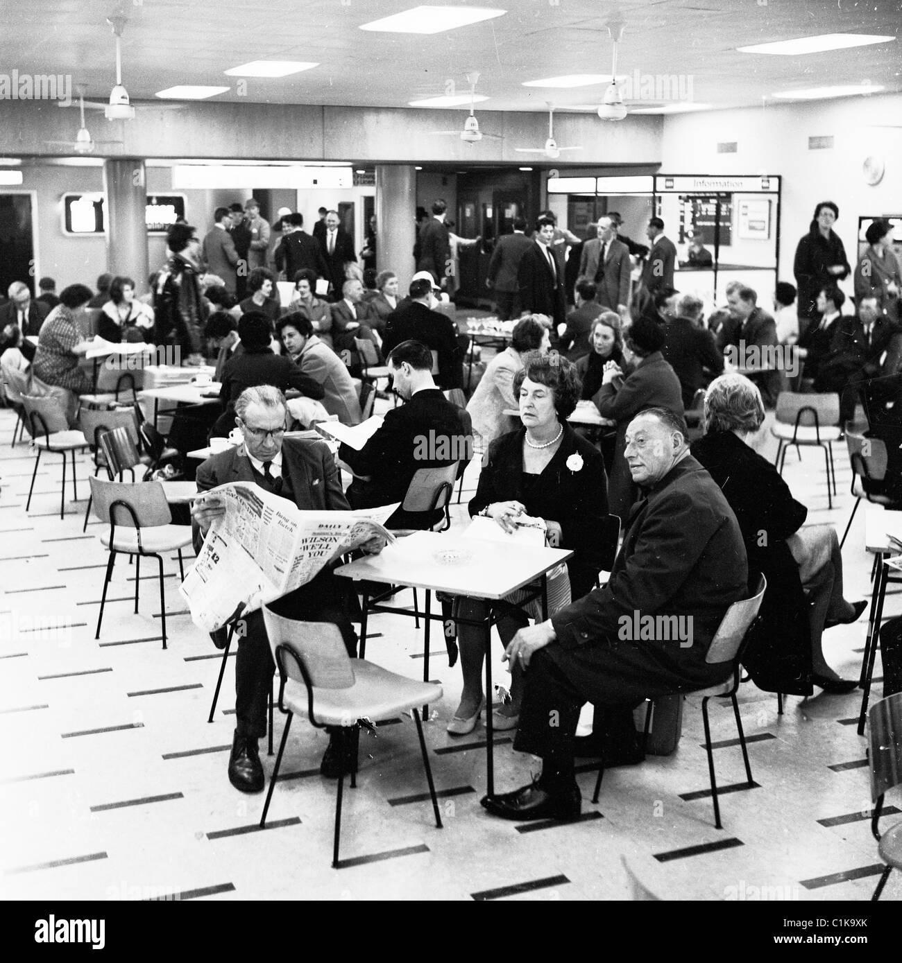 I passeggeri in attesa per i voli in partenza domestico lounge a Londra il nuovo aeroporto Heathrow in questa foto dagli anni sessanta Foto Stock