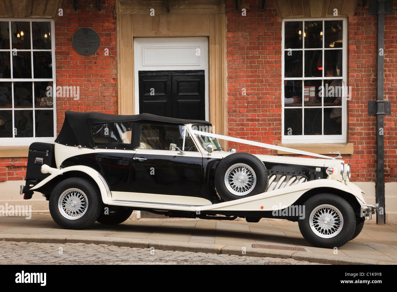 Il Regno Unito, l'Europa. Classic Bentley auto parcheggiate fuori The Wynnstay Arms Hotel matrimoni Foto Stock