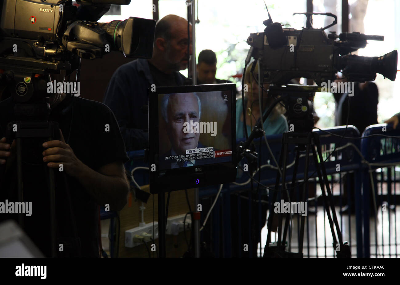 Ex Presidente israeliano Moshe Katsav è visibile su un monitor come egli arriva ad una corte di Tel Aviv, Israele Foto Stock