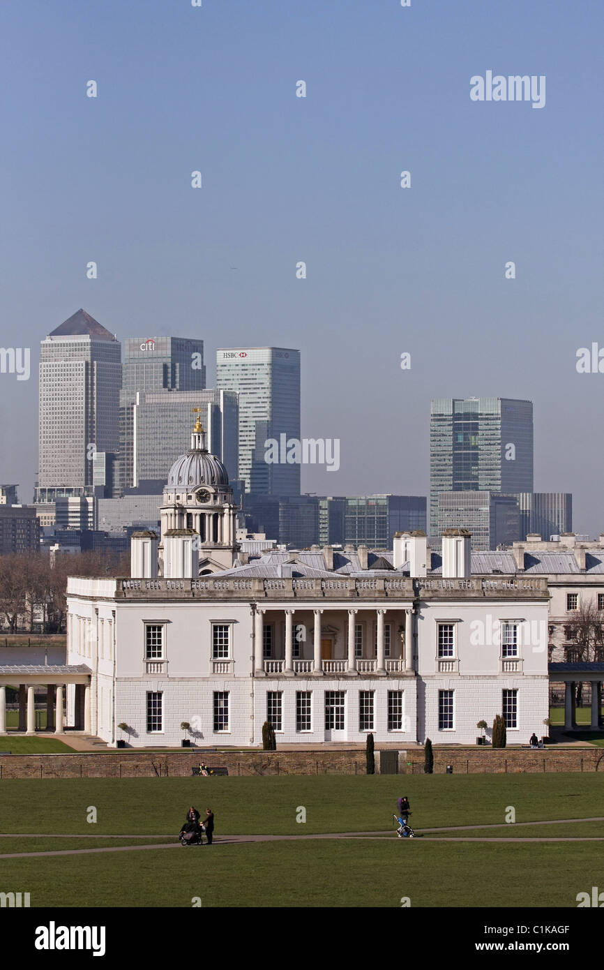 Una vista attraverso il parco di Greenwich, Londra, Inghilterra del Queens House con Canary Wharf in background Foto Stock
