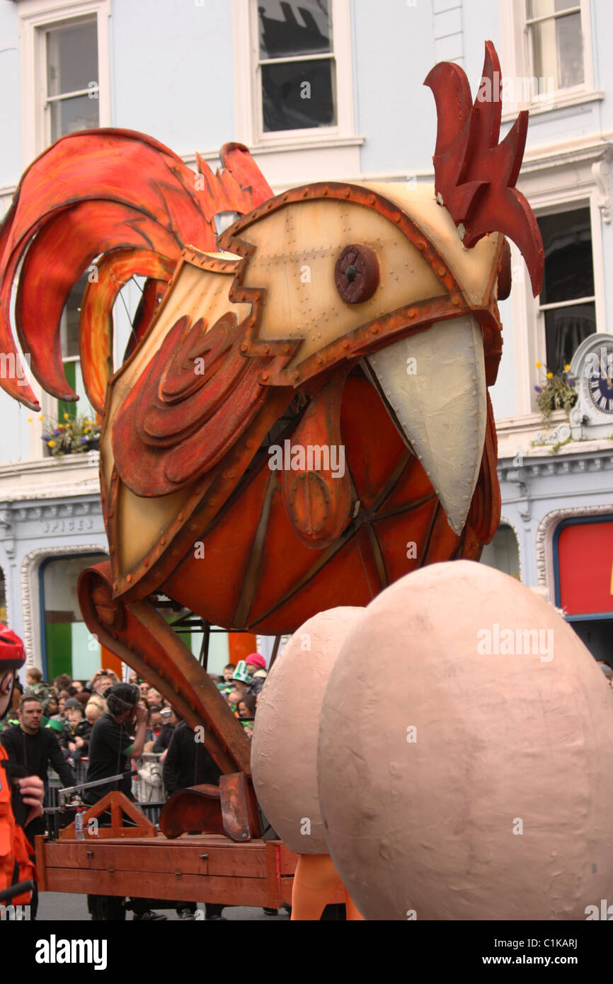 Pollo e uovo, il giorno di San Patrizio Parade,Cork, Irlanda Foto Stock