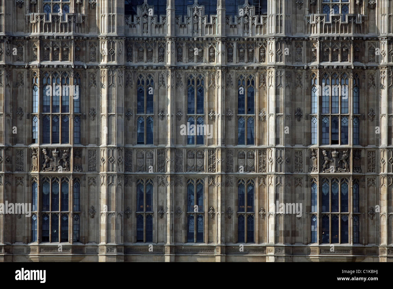 Una vista della parte anteriore del case del parlamento di Londra, Inghilterra in una giornata di sole Foto Stock