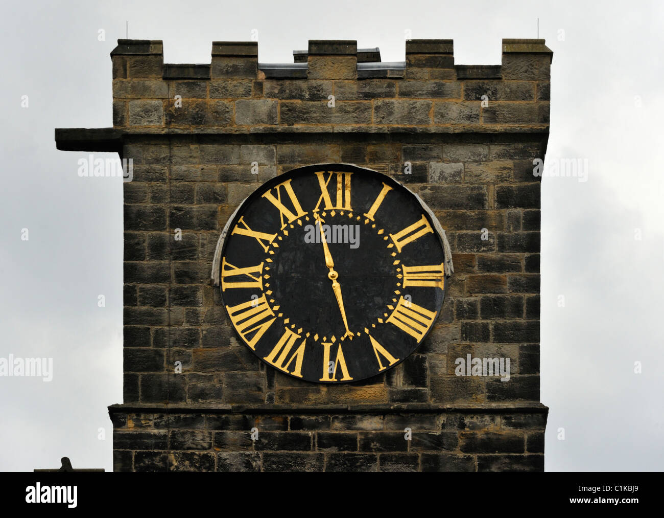 Con una sola mano orologio sul West Tower. Chiesa di tutti i santi, Harewood, West Yorkshire, Inghilterra, Regno Unito, Europa. Foto Stock