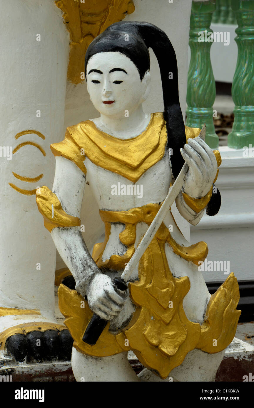 Statua di eroe dalla storia di buddha, Wat luang, un thai tempio buddista a Mae Sot, Thailandia del Nord Foto Stock