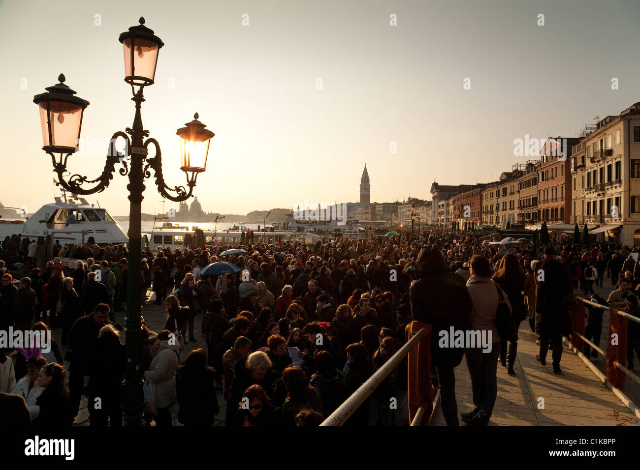 La folla al tramonto, il carnevale di Venezia, Venezia, Italia Foto Stock