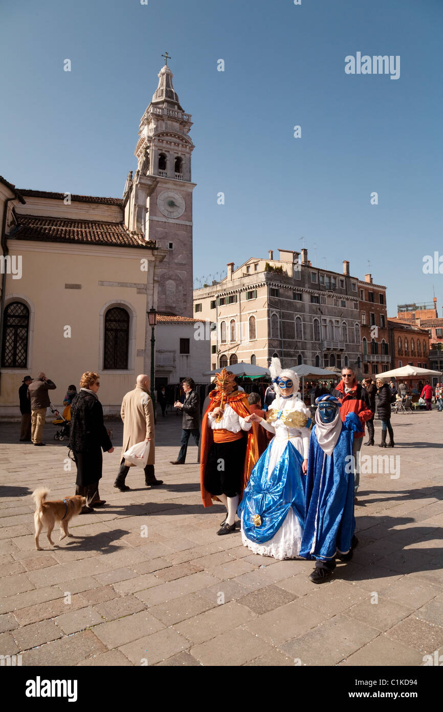 Scena di strada durante il carnevale di Venezia, Venezia, Italia Foto Stock