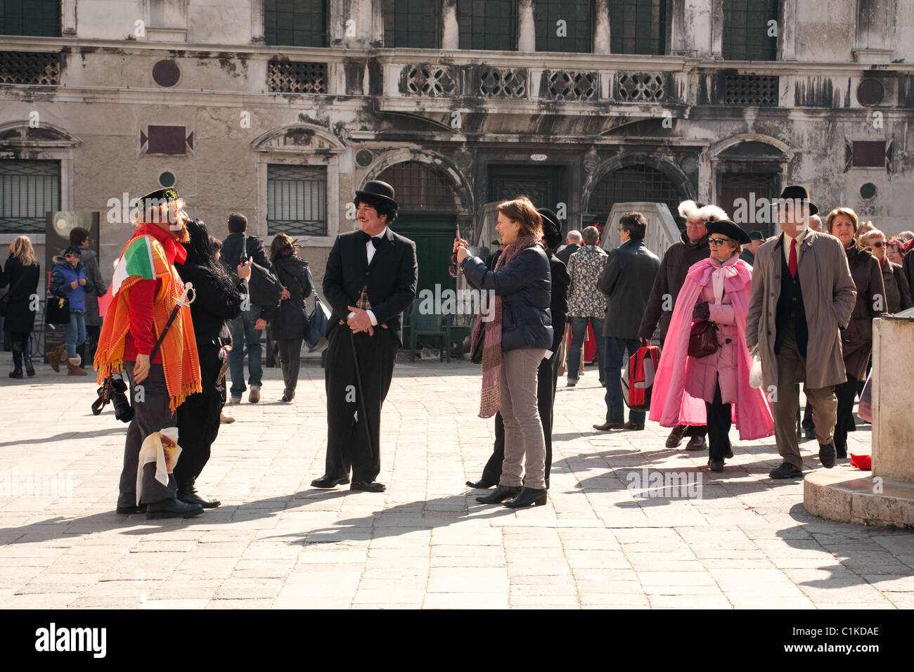 I turisti fotografare i personaggi in costume al Carnevale di Venezia, Italia Foto Stock