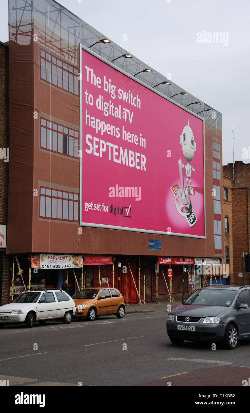 Passare alla tv digitale nel settembre pubblicizzato su un edificio nel centro di Birmingham REGNO UNITO Foto Stock