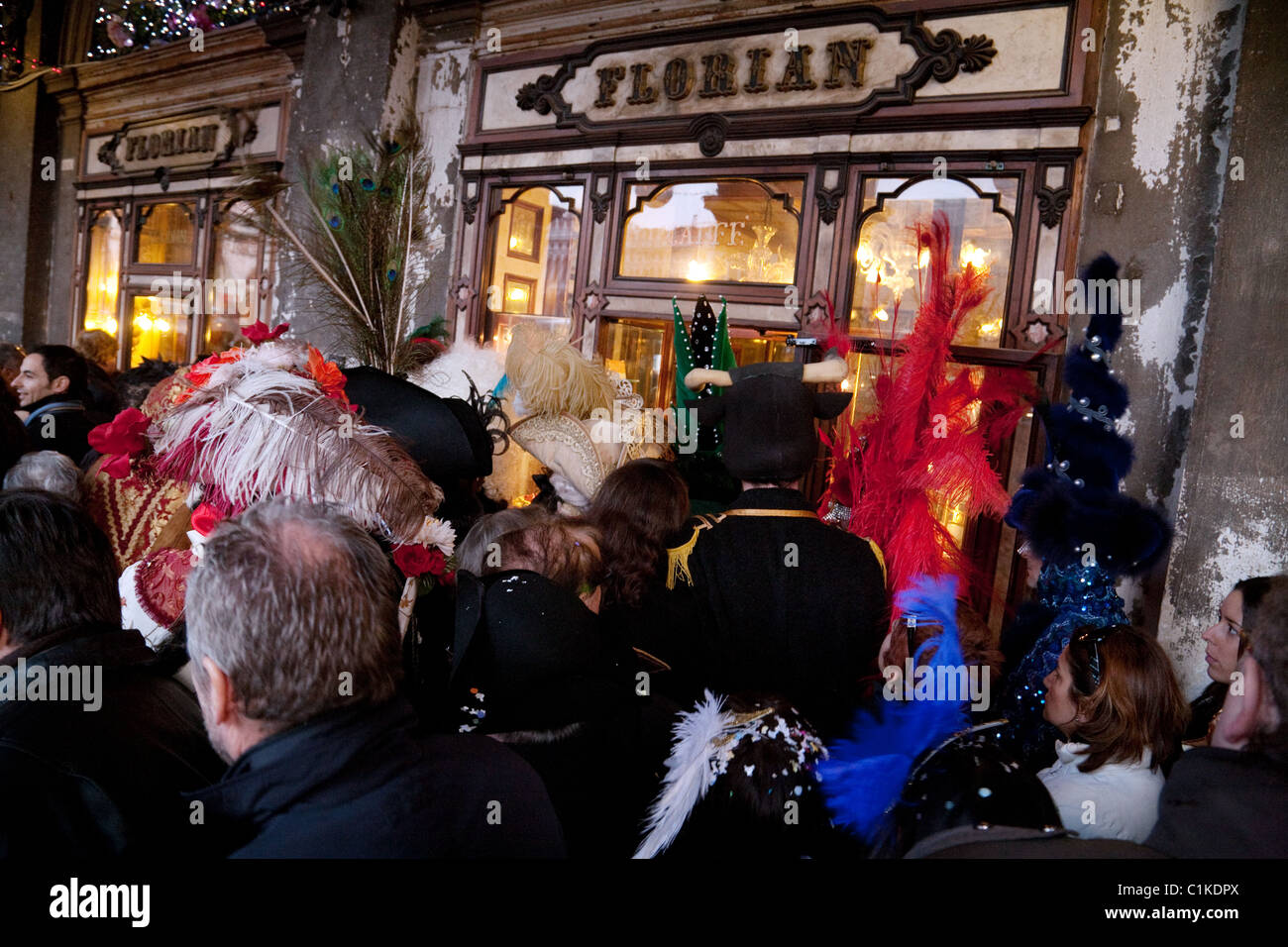 La folla in coda per entrare in Florian Caffe durante il carnevale, piazza San Marco, Venezia, Italia Foto Stock