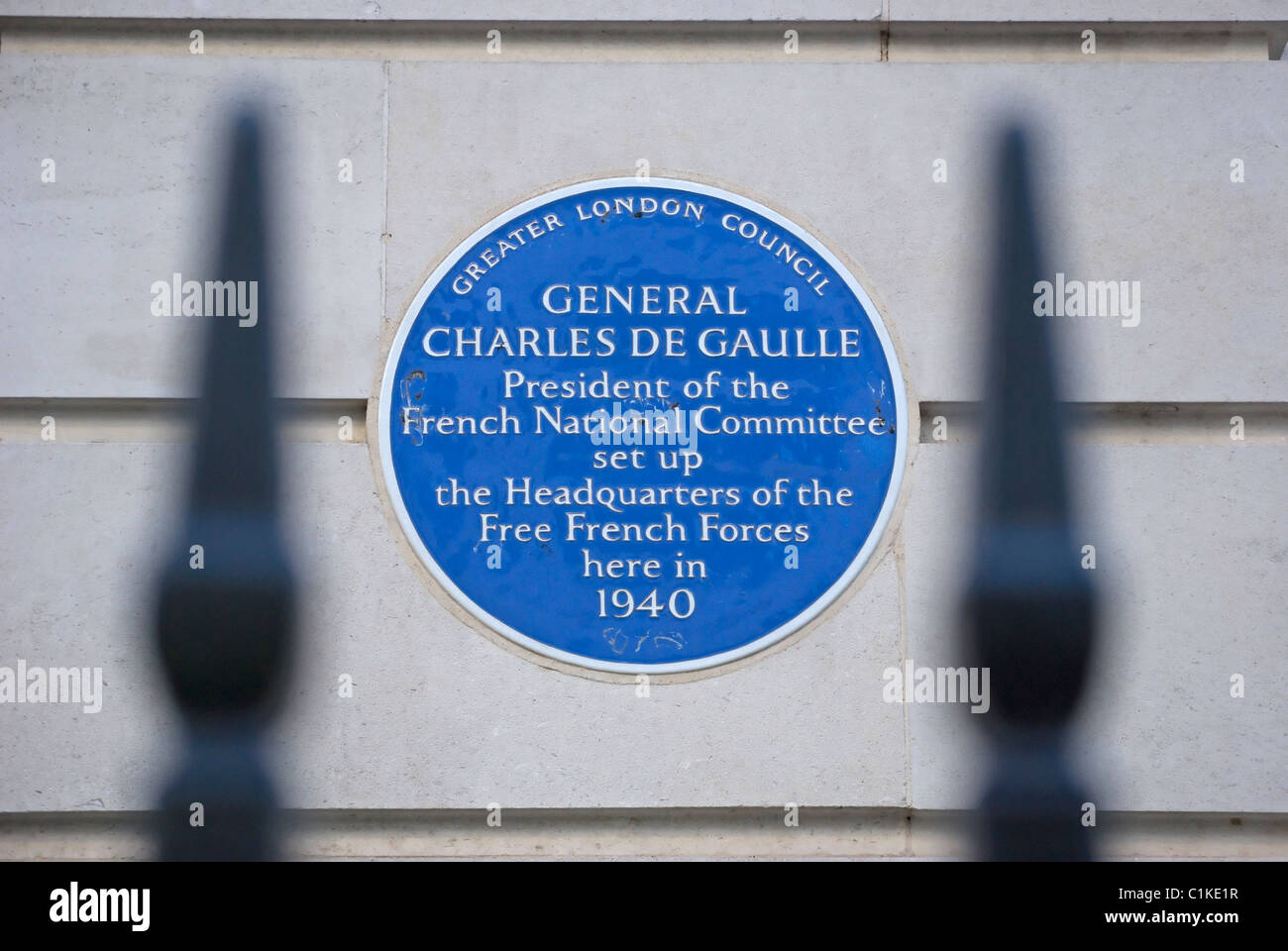 Targa blu segna il quartier generale del tempo di guerra libera delle forze francesi sotto il generale Charles de Gaulle, a Londra, Inghilterra Foto Stock