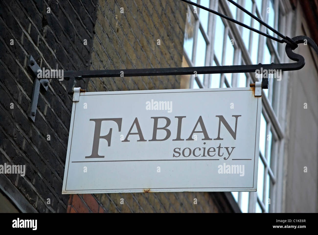 Fabian Society segno appeso fuori dall'ufficio della società nel centro di Londra, Inghilterra Foto Stock