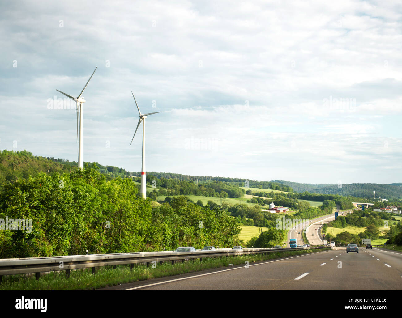 Paesaggio con turbine eoliche. Fonte di energia alternativa. Foto Stock