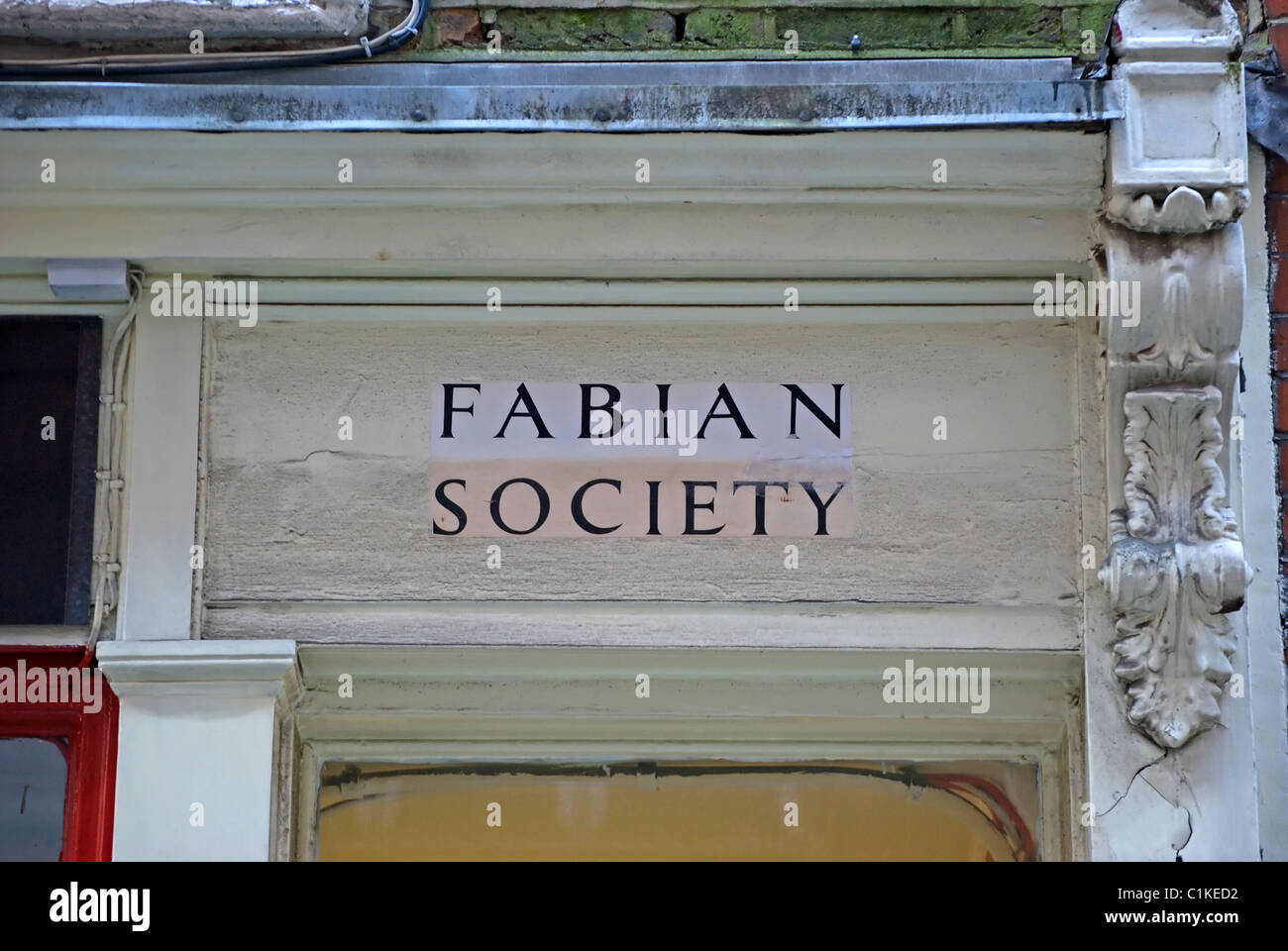 Fabian Society nome sopra la porta di ingresso per la società dell'ufficio in centro a Londra, Inghilterra Foto Stock