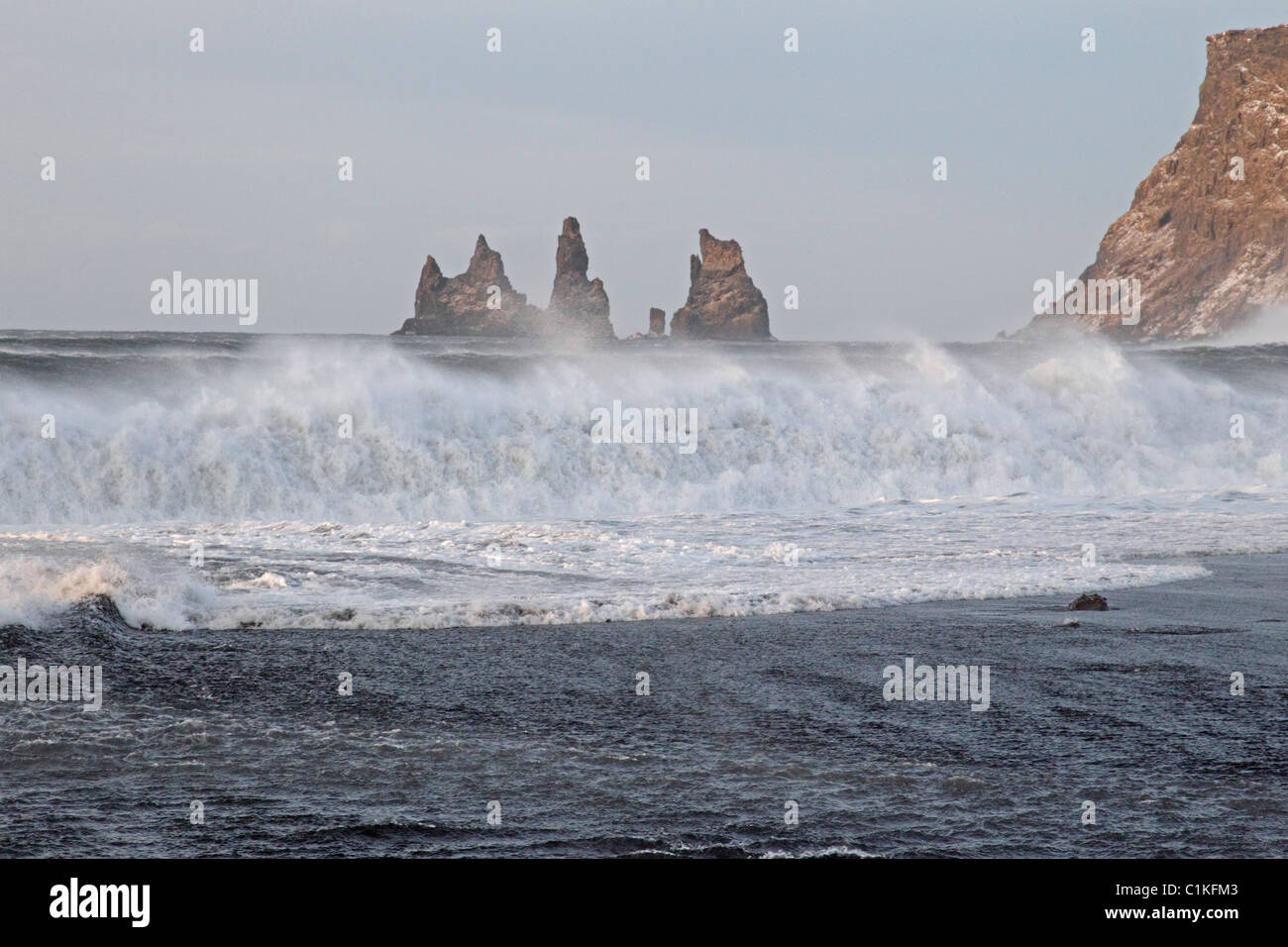 Pile di mare a Vik in Islanda in un mare agitato Foto Stock