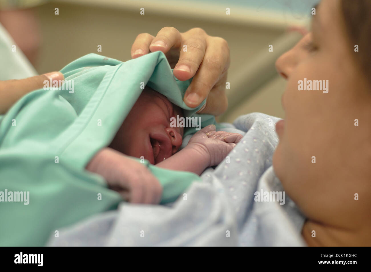 Il neonato e la madre in ther reparto di maternità Foto Stock