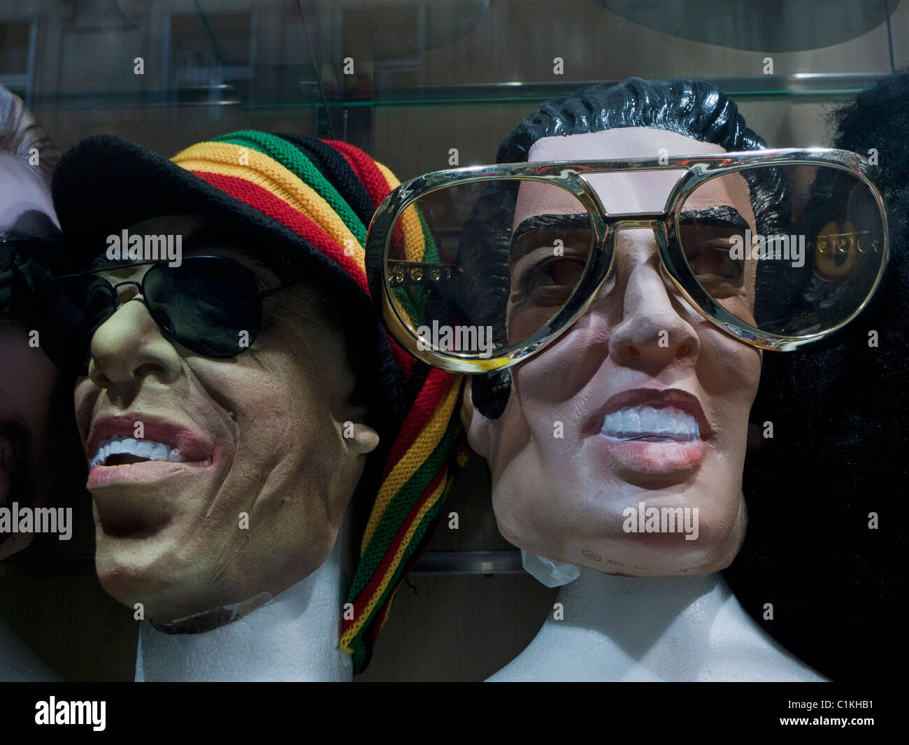 Comica di rock e pop star maschere in negozio, Parigi, Francia Foto stock -  Alamy