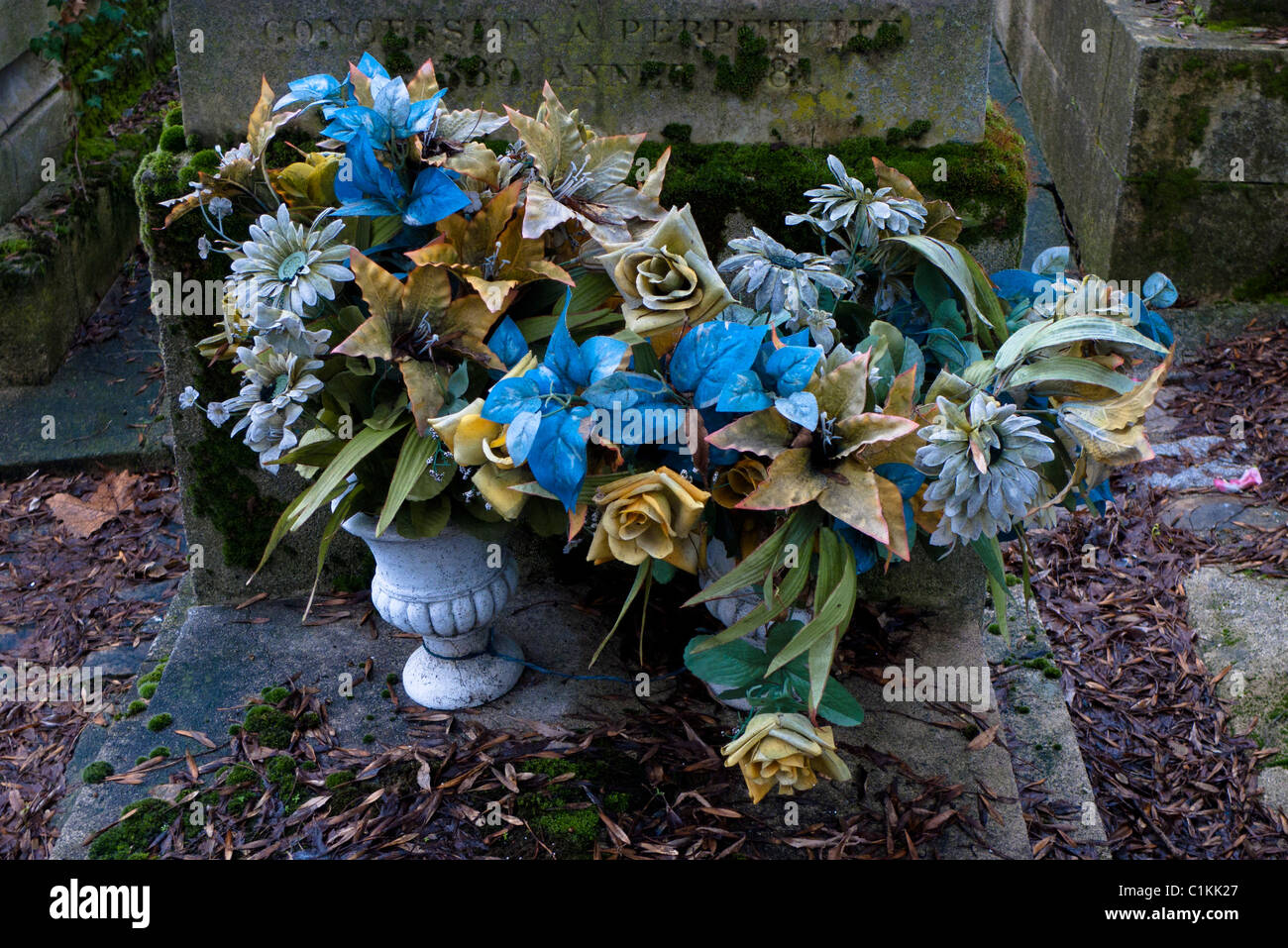 Fiori finti al cimitero di Pere Lachaise Parigi Francia Foto Stock