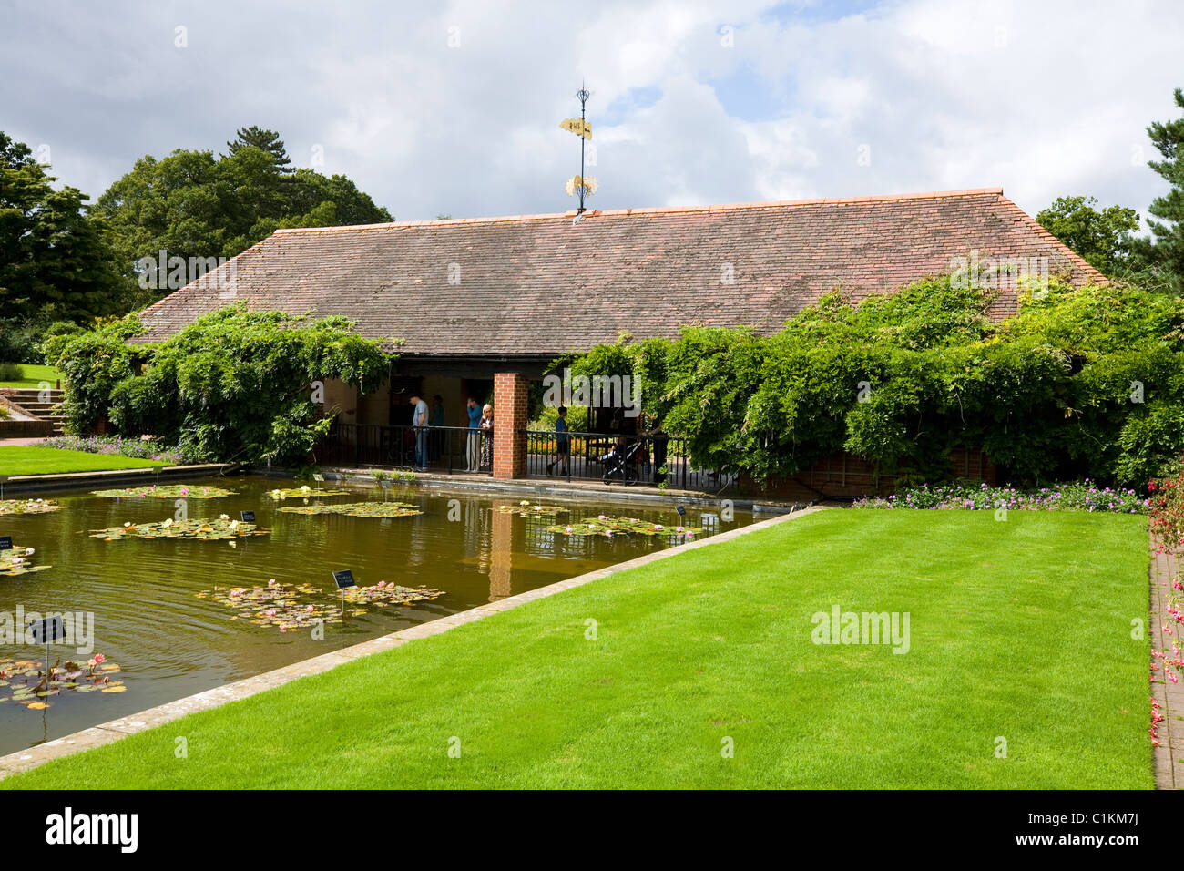 Guardando verso la Loggia di glicine - con il canale stagno a sinistra - presso la sede centrale di RHS / HQ at Wisley. Surrey. Regno Unito. Foto Stock