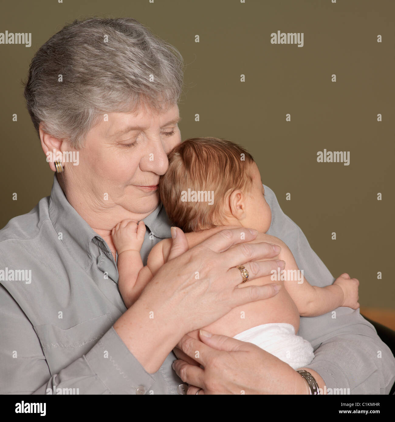 Nonna Holding Baby Foto Stock