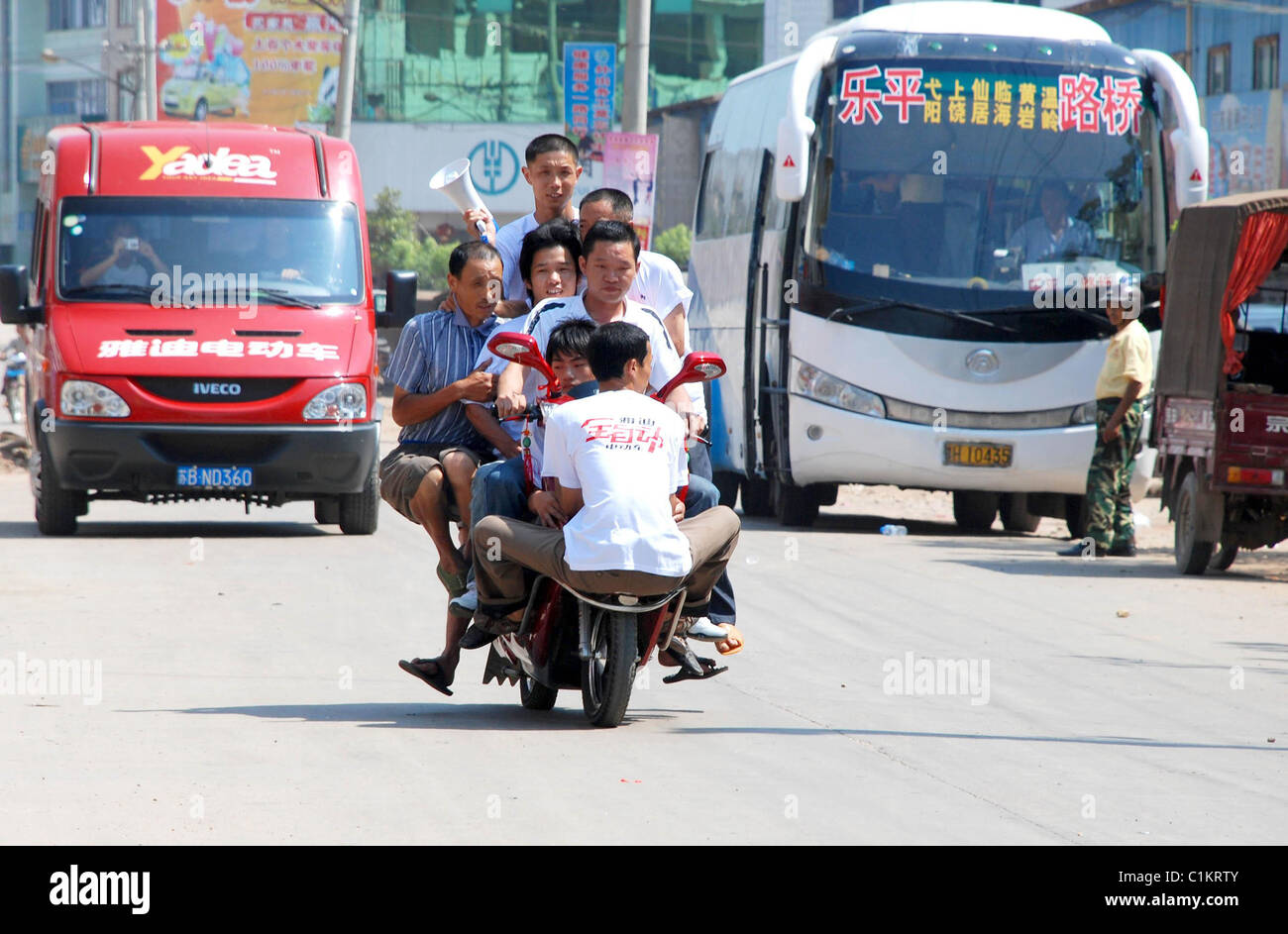 Tutti a bordo! La famiglia che le moto insieme... non ha bisogno di auto! Alcuni genitori farà tutto il possibile per risparmiare un po' di spiccioli - come questo Foto Stock