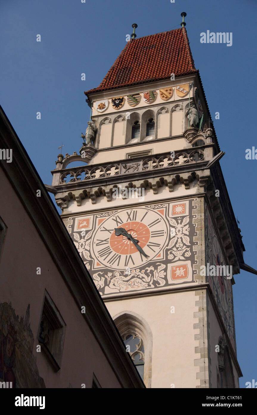 In Germania, in Baviera, Passau. Il XIV secolo gotico municipio della città vecchia torre dell'orologio. Foto Stock