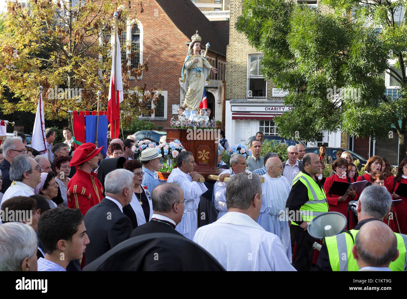 Cattolica popoli Maltese si radunano in Horseferry Road a Londra per pregare,cantare inni e gioire nella loro fede insieme. Foto Stock