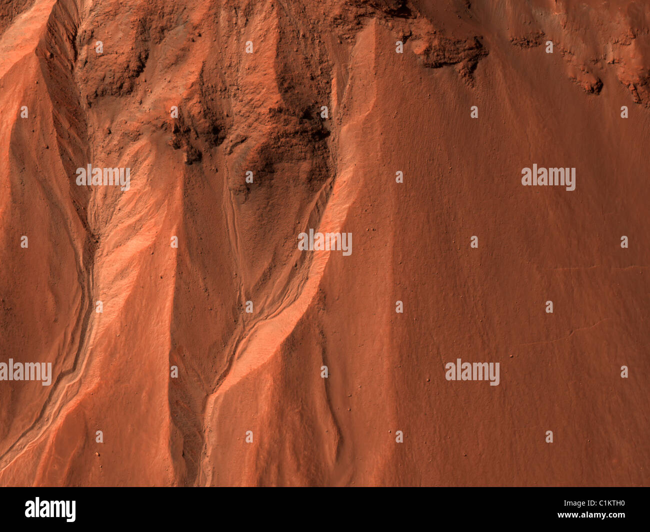 Calanchi in corrispondenza del bordo del cratere Hale (ESP 014153 1430) Credito: la NASA/JPL/University of Arizona Foto Stock