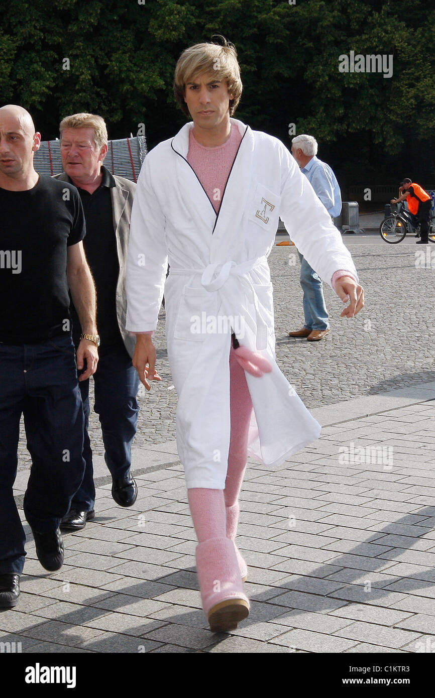 Sacha Baron Cohen aka austriaco giornalista di moda "Brüno' assiste una foto chiamata presso la Porta di Brandeburgo (Brandenburger Tor) per la sua Foto Stock