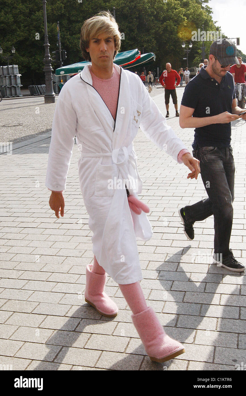 Sacha Baron Cohen aka austriaco giornalista di moda "Brüno' assiste una foto chiamata presso la Porta di Brandeburgo (Brandenburger Tor) per la sua Foto Stock