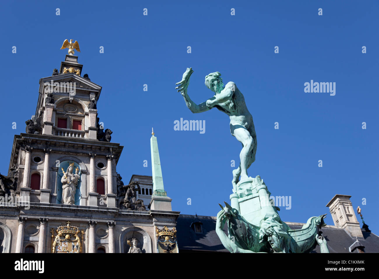 Statua di Silvio Brabo sul Grote Markt di Anversa, Belgio Foto Stock