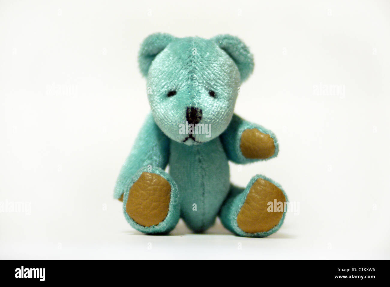 Piccola triste guardando blue Teddy bear Foto Stock