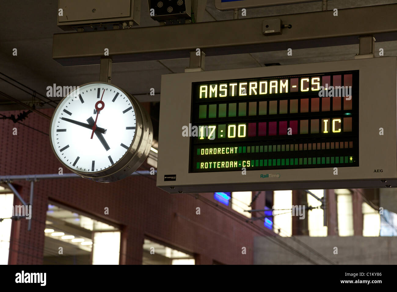 Segno di stazione di Amsterdam con orologio Foto Stock