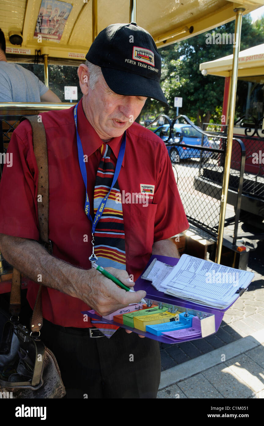 Un biglietto del tram conductor emissione di biglietti del tram a turisti in Perth, Western Australia Foto Stock