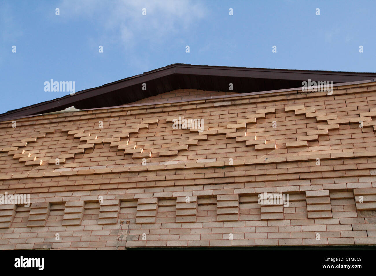 Progettazione di mattoni su edificio abbandonato Foto Stock