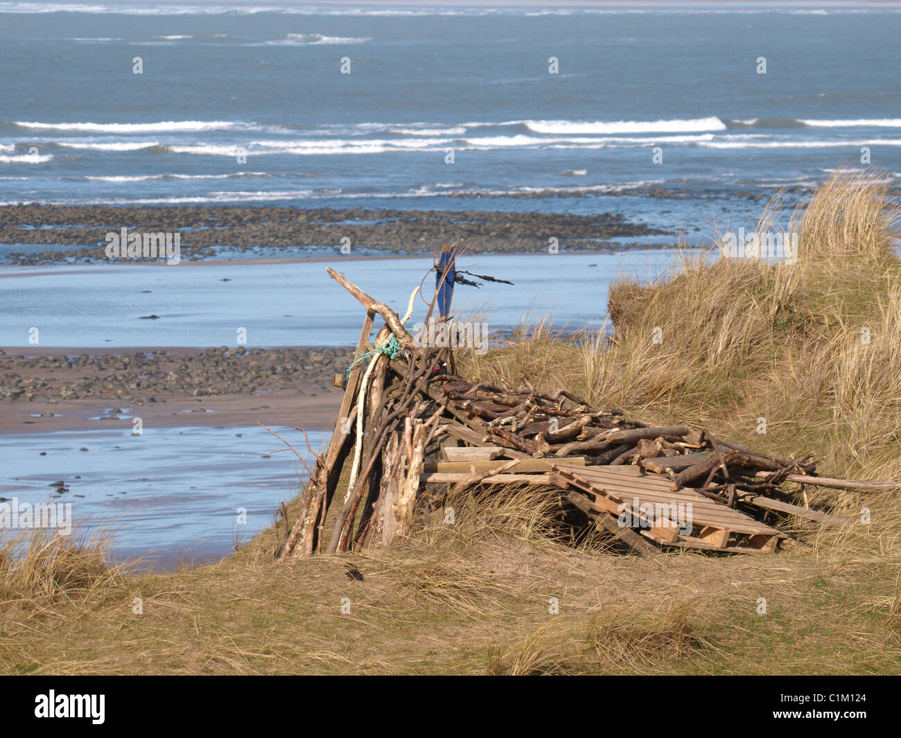 Spiaggia rifugio costruito in legno di deriva, Condino, Devon, Regno Unito Foto Stock