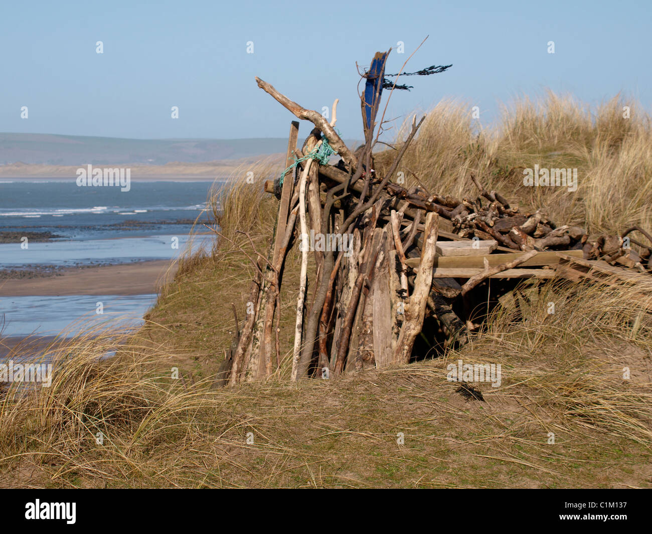 Spiaggia rifugio costruito in legno di deriva, Condino, Devon, Regno Unito Foto Stock